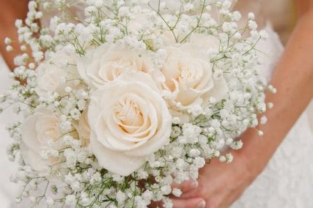 Hoa cưới cầm tay màu trắng trinh nguyên