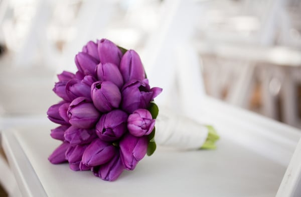 Hoa cưới cầm tay màu tím thủy chung