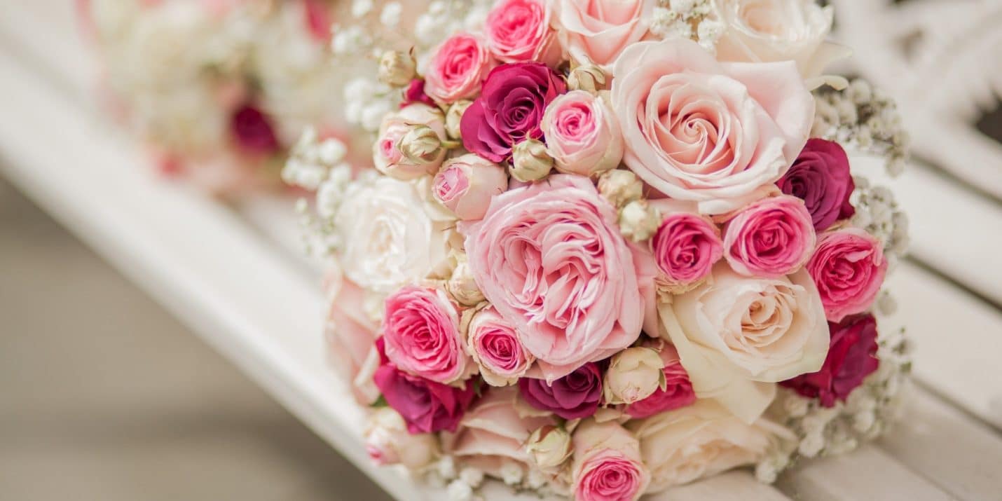 Hoa cưới cầm tay màu hồng ngọt ngào