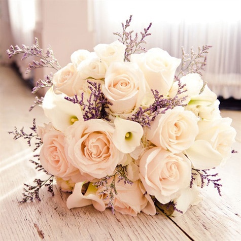Hoa cưới cầm tay màu trắng trinh nguyên